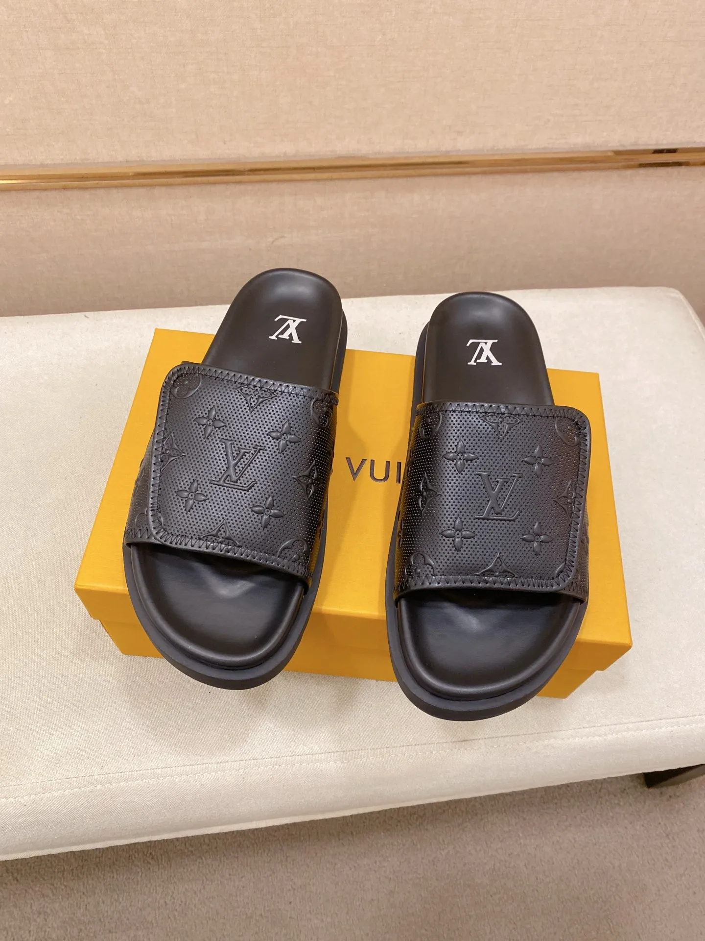 Men's shoes💰: 320💰Made by LV🔍Top purchasing agent, men's spring and summer slippers are available at the same counter. The uppers are made of cowhide imported from Italy, with logo graphics and high-quality craftsmanship. Soles: original soles specially provided by the original factory. Exclusive molded soles are super comfortable. Original goods with single order, 🔍🔍high quality, you can enter and exit the counter at will. Welcome to compare, code number 38-44.